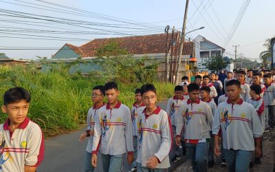Ratusan Siswa SMP Islam Terpadu AlFurqon Palembang Jalan Sehat Membersihkan Sampah Jalanan
